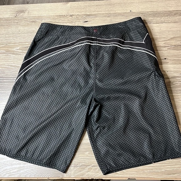 QUICKSILVER board shorts - Picture 2 of 6